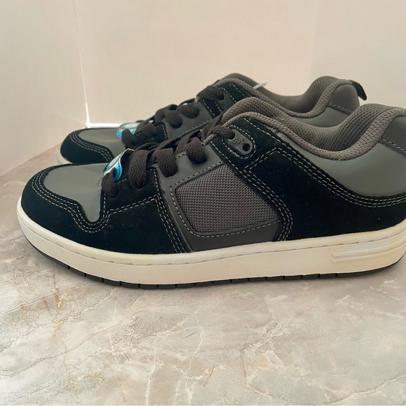 Children’s Place boys sneaker. Leather upper balance man. Size US 4. New - Picture 6 of 11